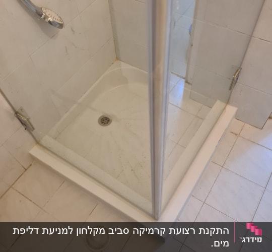 מקלחון עם אריחים לבנים וראש מקלחת